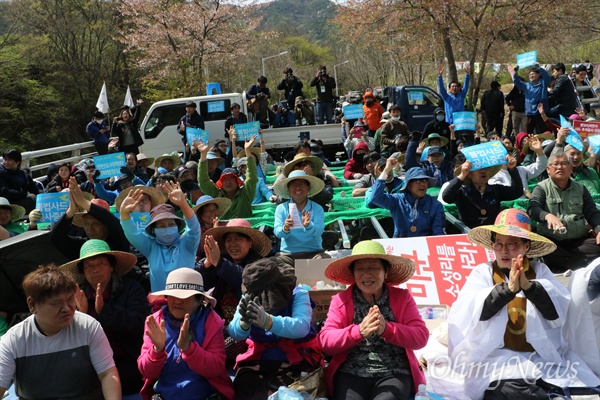 12일 오후 경북 성주군 소성리에서 경찰이 철수하자 농성을 벌이던 주민들이 환호하고 있다.