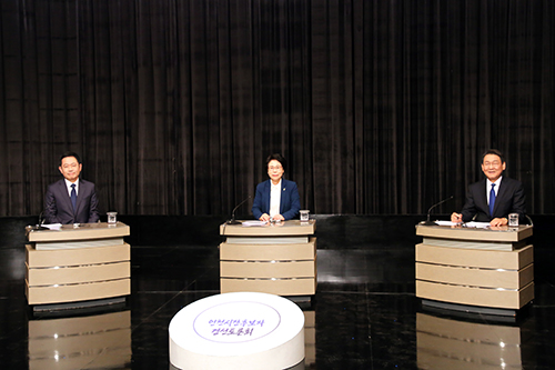 <OBS>가 주최한 더불어민주당 인천시장 경선 토론회가 12일 진행됐다.