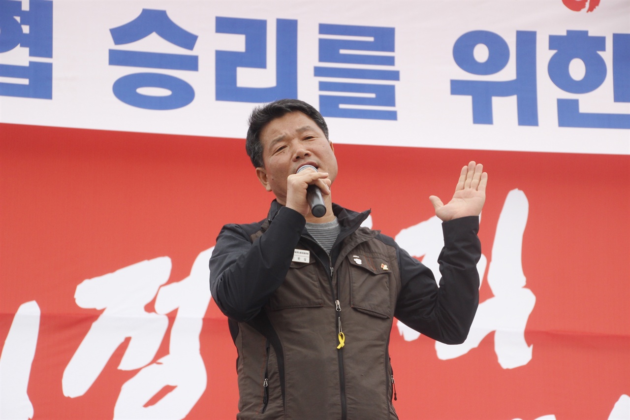 화섬식품노조 신환섭 위원장이 여수산단 하청 노동자들에게 승리를 향한 투쟁을 독려하고 있다.