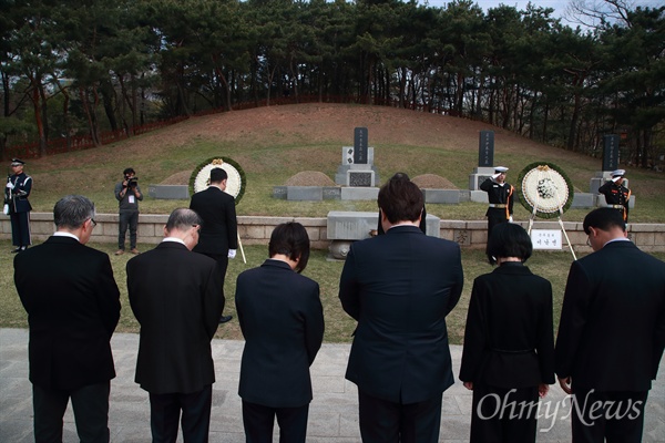 삼의사 묘역 찾은 이낙연 총리와 후손들 이낙연 국무총리와 피우진 국가보훈처장, 김구 선생의 손자 김휘씨, 윤봉길 의사의 손자 윤주원씨, 이동녕 선생의 손자 이경희씨 등 유족들이 13일 오전 서울 용산구 백범김구기념관 앞 야외광장에서 열린 제99주년 대한민국임시정부수립 기념식에 앞서 삼의사 묘역을 찾아 독립을 위해 희생하신 분들을 기리며 참배하고 있다.