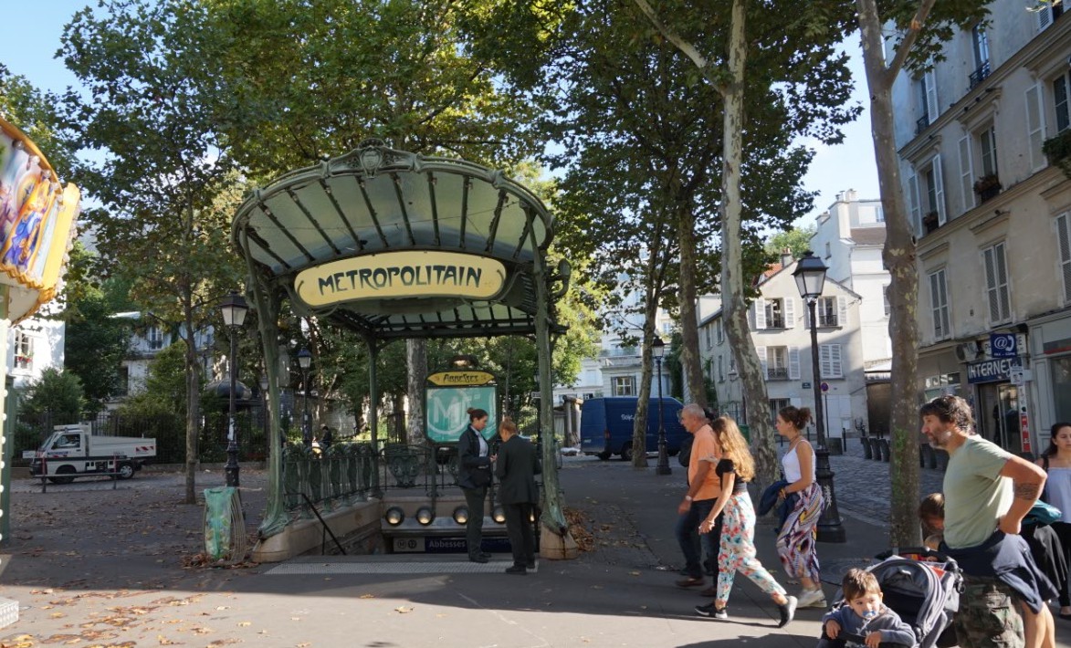 몽마르트르에 있는 아베스 역 앞 풍경. 날렵한 출입구 구조물은 1900년 파리 지하철이 개통되었을 때 아르누보의 거장인 건축가 엑토르 기마르가 설계한 작품이었다고 한다. 