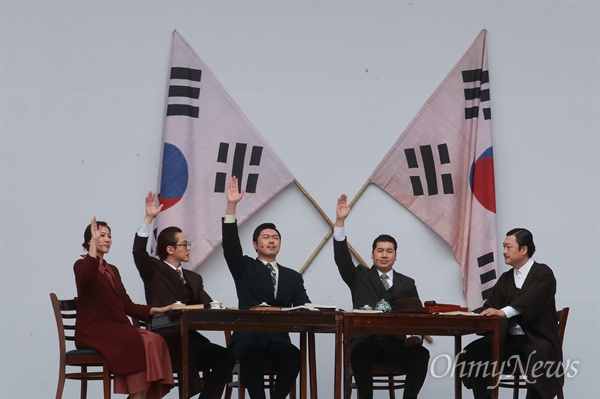 제99주년 대한민국임시정부수립 기념식, 99년 전 임시의정원 회의 재연 13일 오전 서울 용산구 백범김구기념관 앞 야외광장에서 열린 제99주년 대한민국임시정부수립 기념식에서 배우들이 제1회 임시의정원 회의를 재연하고 있다.