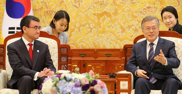 문재인 대통령이 지난 11일 오후 청와대에서 방한 중인 고노 다로 일본 외무상을 만나 환담하고 있다. 