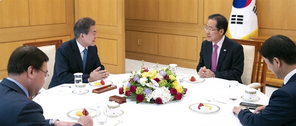 문재인 대통령이 13일 오후 청와대에서 자유한국당 홍준표 대표를 만나 얘기를 나누고 있다. 왼쪽은 자유한국당 강효상 대표 비서실장. 오른쪽은 한병도 정무수석.