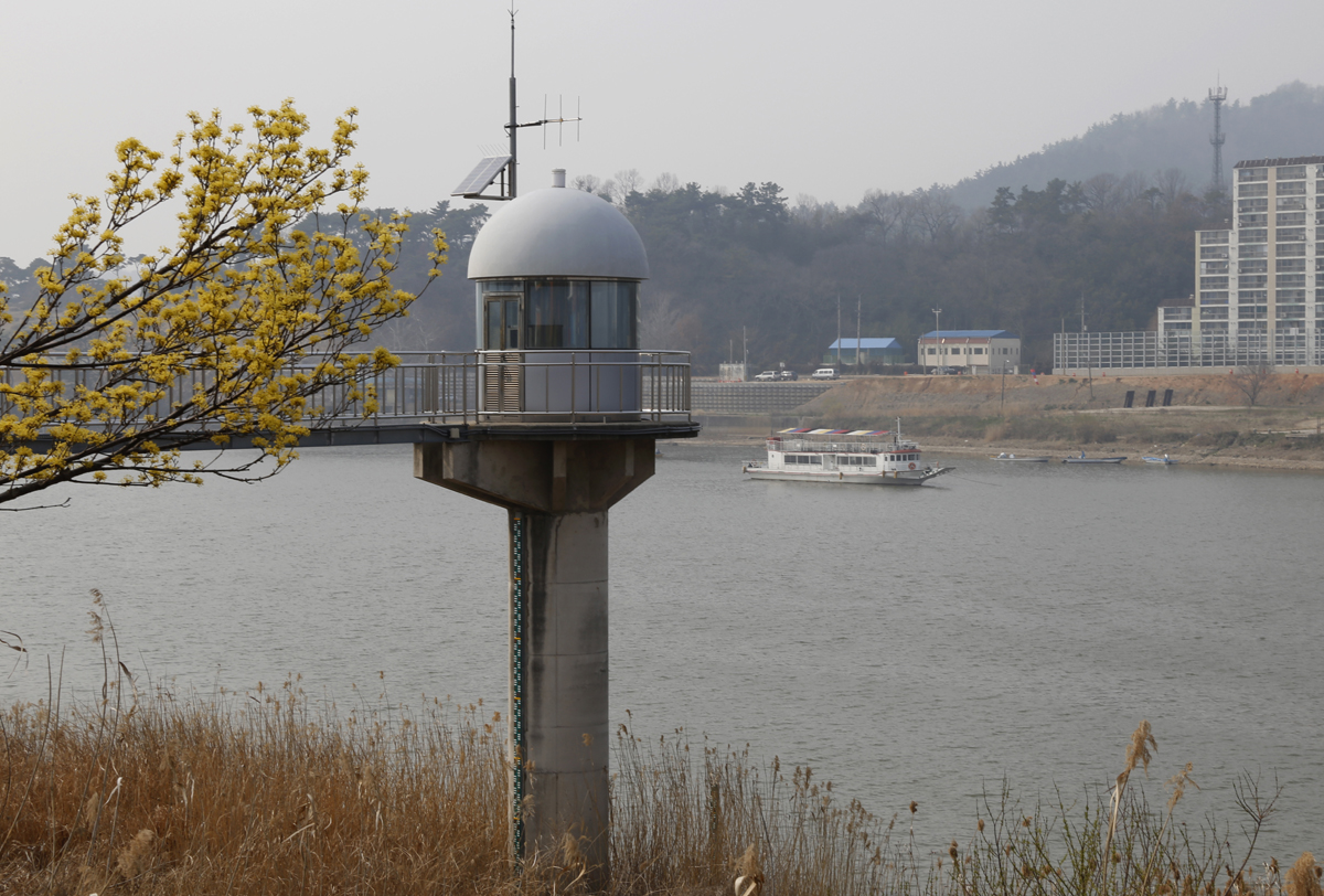 일제강점기 때 설치된 영산포등대. 우리나라 연안에 있는 유일한 등대였지만, 영산포를 오가는 뱃길이 끊기면서 수위 관측시설로 사용돼 왔다.