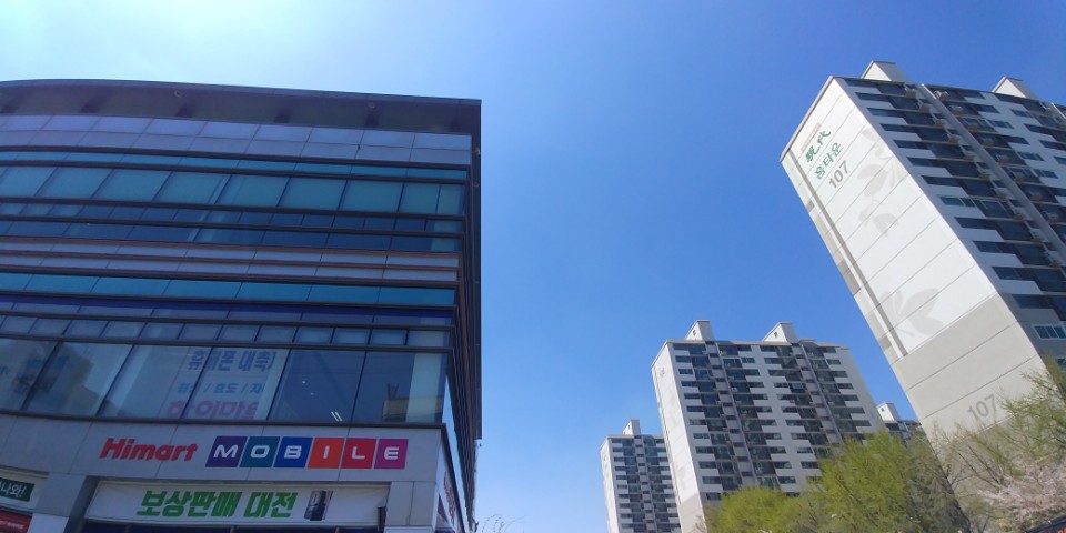 서울 영등포구 당산동2가, 왼쪽 하이마트는 청년주택이 건립될 부지, 오른쪽은 청년주택 건립 반대 주민들이 사는 아파트다.