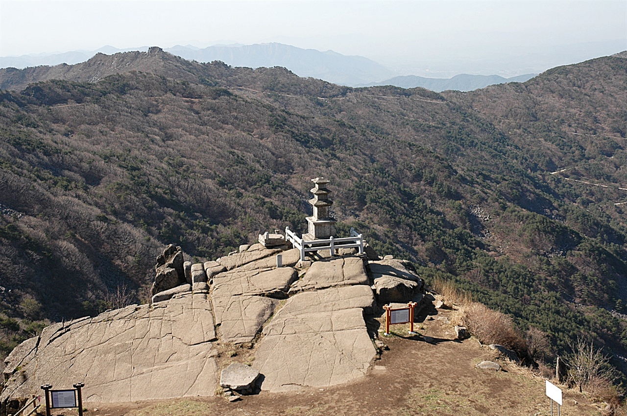 해발 고도 1000m에 가까운 큼지막한 바위에 올라앉아 비슬산 일대를 내려다보는 전망 좋은 석탑이다. 