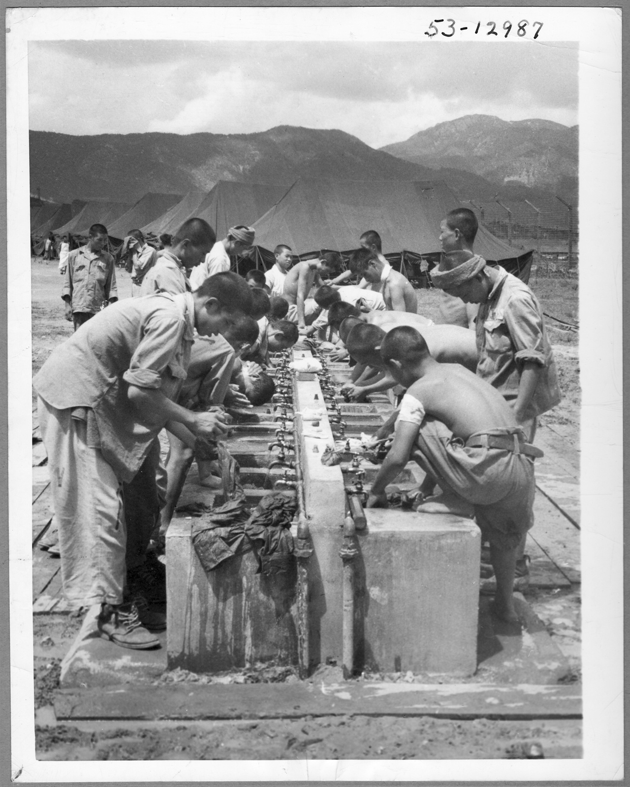 1950. 8. 25. 부산포로수용소에서 포로들이 세면을 하고 있다.