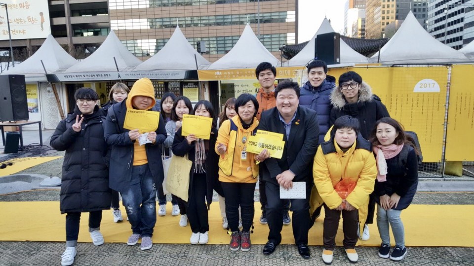 세월호 참사 프로젝트 기획단원들이 광화문 시민문화제가 끝나고 세월호 유가족들과 사진을 찍고 있다.