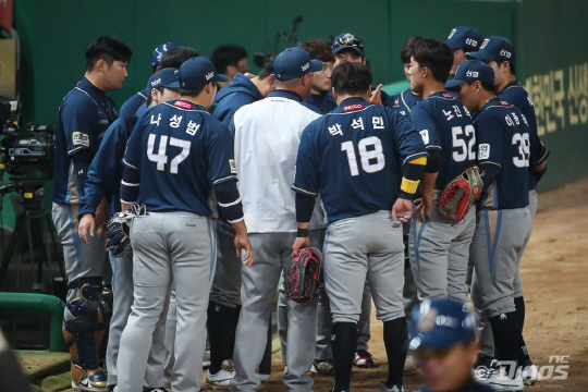   4월 13일, 인천문학구장에서 열린 NC다이노스와 SK와이번스 간의 경기 중 NC다이노스 선수들이 팀미팅을 가지고 있다.