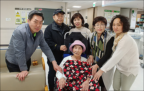  오희옥 지사의 가족들이 어머님의 회복을 위해 애쓰고 있으며, 병실에서는 전문적인 간병인의 도움을 받고 있다 