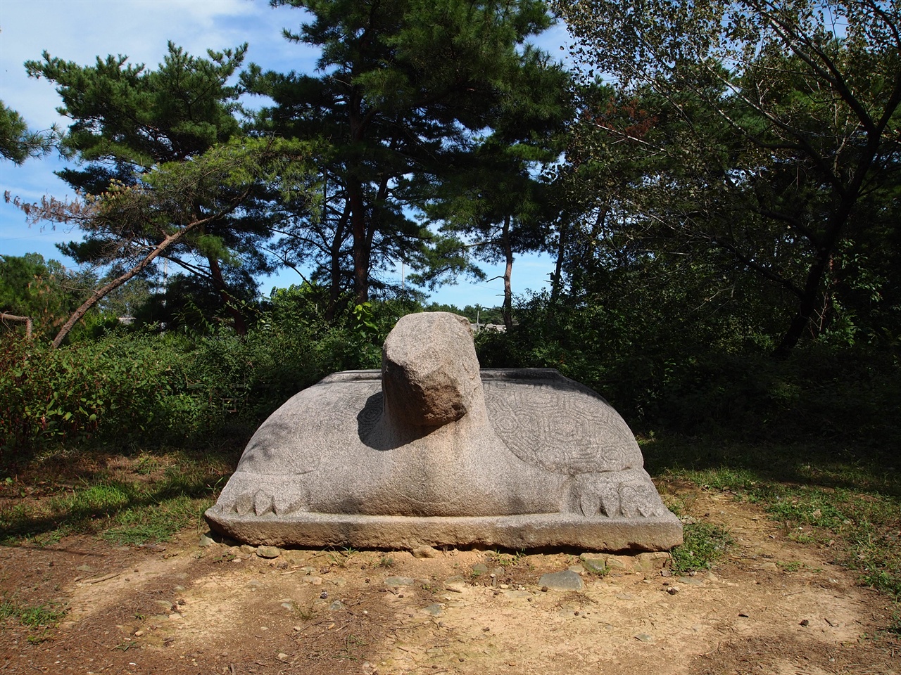 귀부 인근에서 확인된 흥덕왕릉의 비편을 통해 흥덕왕릉인 것이 고증되었다.