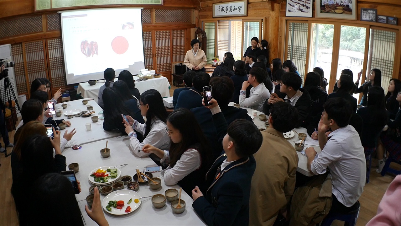 한국전통문화고등학교 조리과학과 학생들에게 전통장에 대해 강의하고 있다.