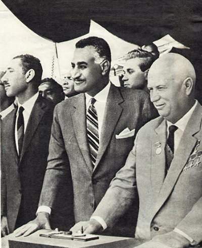 소련 흐루쇼프와 함께 서 있는 1964년 당시의 나세르 이집트 대통령(중앙). 