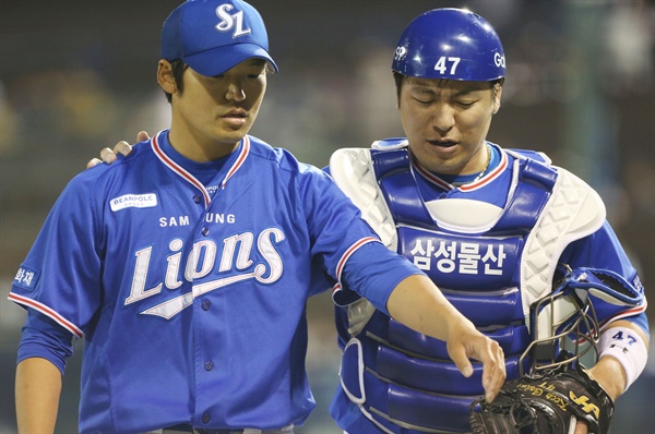 지금처럼 던지자 5일 경남 창원시 마산회원구 마산야구장에서 열린 2018 KBO 프로야구 삼성 라이온즈와 NC 다이노스 경기. 삼성 선발투수 백정현이 2회말을 마무리한 뒤 강민호와 대화하고 있다. 2018.4.5