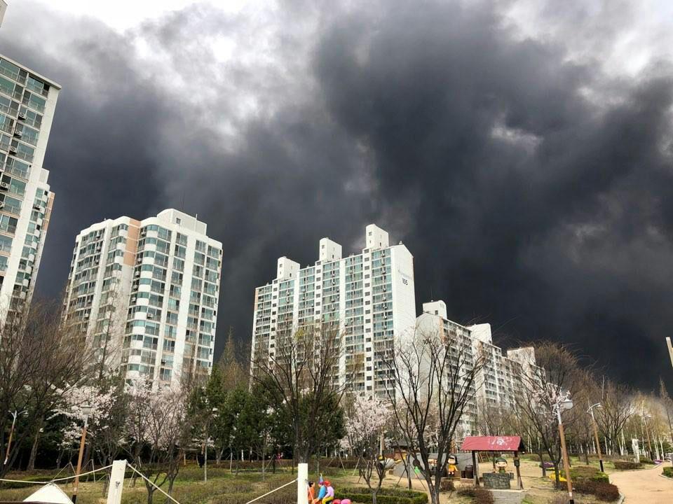 인천 가좌동 화재로 시커면 연기가 주거 밀집지역으로 이동하고 있다