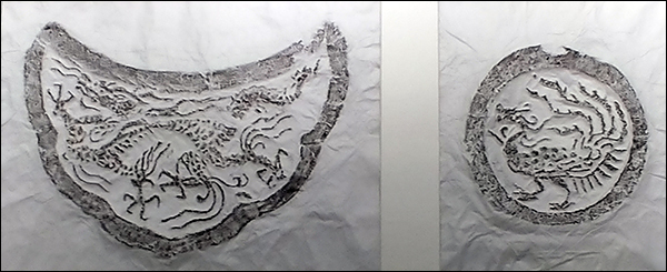 용무늬 암막새 탁본(왼쪽), 봉황무늬 수막새 탁본 