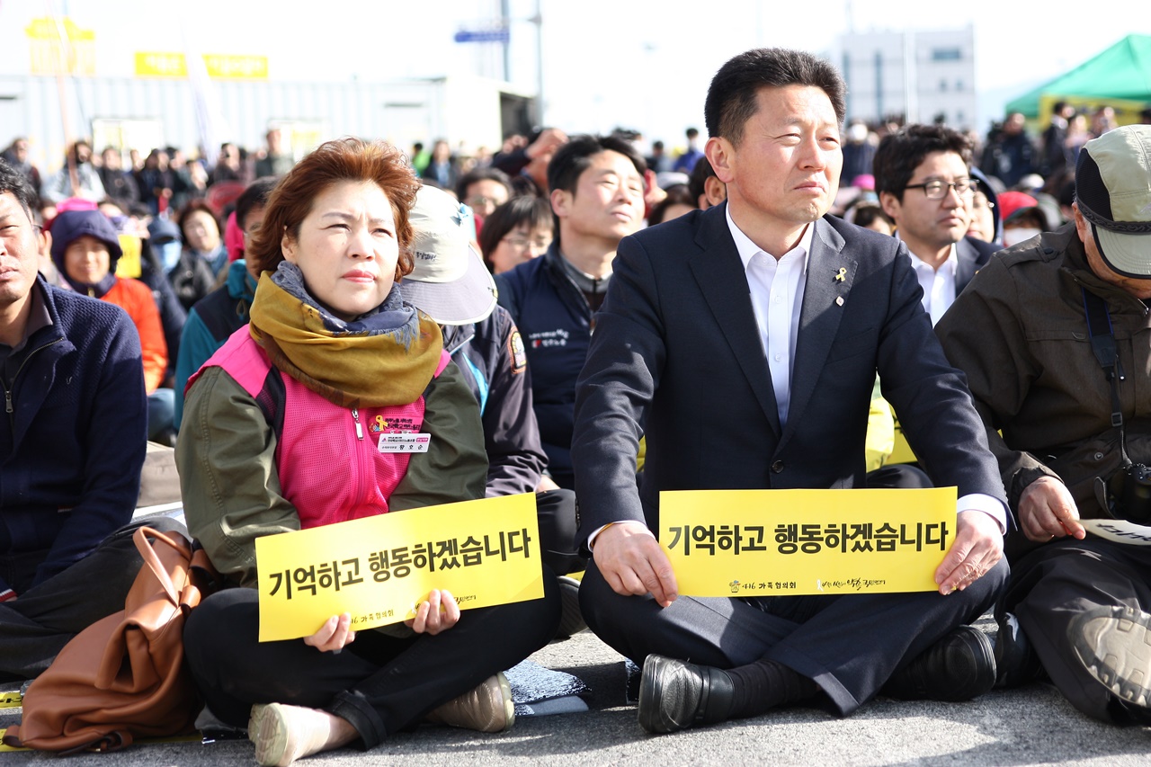 세월호 집회에 참여한 민중당 이성수 전남도지사 후보의 모습