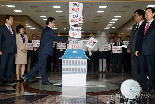 청와대 모형에 '밀가루 뿌린' 한국당  자유한국당 김성태 원내대표를 비롯한 의원들이 16일 오후 서울 여의도 국회 로텐더홀에서 '댓글공작, 김기식 갑질외유, 안희정 불구속, 관제개헌, 정치보복'이라고 적은 풍선을 터트려 청와대 지붕 모형에 밀가루를 뿌리는 '문재인 정권 헌정농단 규탄 퍼포먼스'를 하고 있다. 