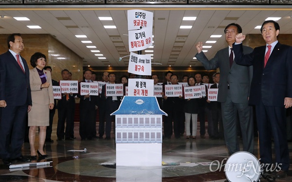 청와대 모형에 '밀가루 뿌린' 한국당  자유한국당 김성태 원내대표를 비롯한 의원들이 16일 오후 서울 여의도 국회 로텐더홀에서 '댓글공작, 김기식 갑질외유, 안희정 불구속, 관제개헌, 정치보복'이라고 적은 풍선을 터트려 청와대 지붕 모형에 밀가루를 뿌리는 '문재인 정권 헌정농단 규탄 퍼포먼스'를 하고 있다. 