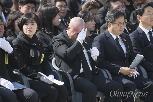 눈물 흘리는 유경근 집행위원장 유경근 4.16가족협의회 집행위원장이 16일 오후 경기도 안산시 정부합동분향소에서 열린 '4.16세월호 참사 희생자 정부 합동 영결추도식‘에서 눈물을 흘리고 있다.