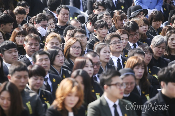 눈물 흘리는 세월호참사 유가족들 16일 오후 경기도 안산시 정부합동분향소에서 열린 '4.16세월호 참사 희생자 정부 합동 영결추도식‘에서 유가족들이 눈물을 흘리고 있다.