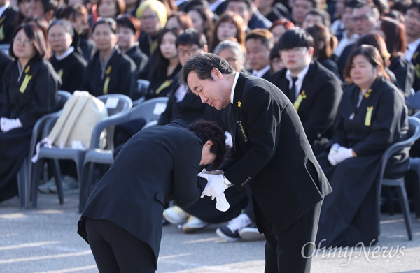 고 양승진 교사 부인 위로하는 이낙연 총리 16일 오후 경기도 안산시 정부합동분향소에서 열린 '4.16세월호 참사 희생자 정부 합동 영결추도식‘에서 이낙연 총리가 고 양승진 교사 부인 유백형씨를 위로하고 있다.