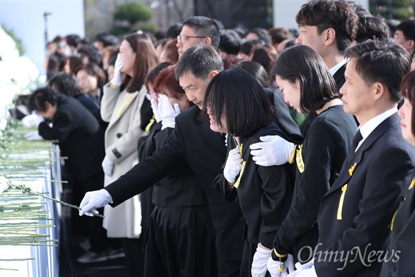 세월호참사 4주기 합동 영결추도식 엄수 16일 오후 경기도 안산시 정부합동분향소에서 열린 '4.16세월호 참사 희생자 정부 합동 영결추도식‘에서 유가족들이 헌화하고 있다.