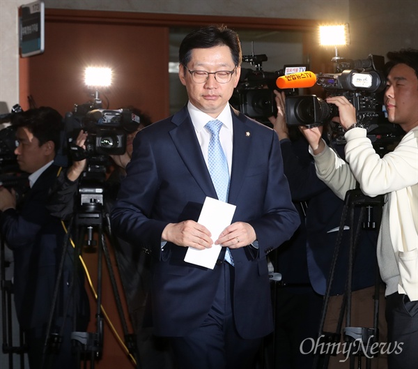 김경수 더불어민주당 의원이 16일 오후 서울 여의도 국회 정론관에서 기자회견을 하기 위해 입장하며 플래시 세례를 받고 있다. 
