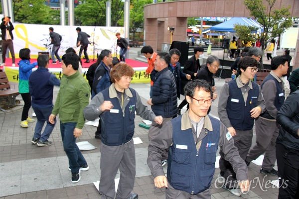 16일 저녁 창원 상남동 분수광장에서 열린 '세월호 4주기 추모 문화제'에서 참가자들이 "진실은 침몰하지 않는다"는 곡에 맞춰 율동을 하고 있다.