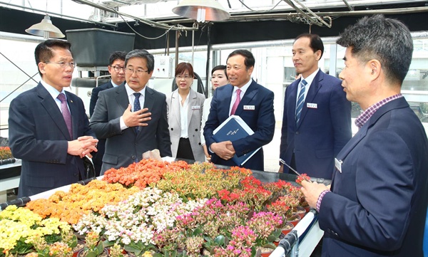 한경호 경남도지사 권한대행은 16일 경상남도농업기술원 화훼연구소를 방문했다.