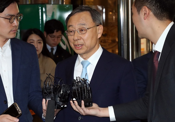 황창규 KT 회장이 17일 정치자금법 위반 피의자 신분으로 서대문 경찰청에 출석하고 있다.