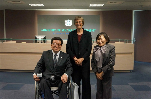 2012년 4월 28일부터 5월 3일까지 진행된 뉴질랜드 장애인 관련제도 시찰단 현장 활동. 곽정숙(당시 통합진보당), 박은수(민주통합당) 의원은 스카운 뉴질랜드 장애인 사무청장을 만났다. 