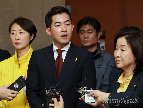 '땅콩회항' 사건의 피해자 박창진 대한항공 사무장이 17일 오후 서울 여의도 국회 정론관에서 열린 '대한항공 3세 갑질 비행 처벌 촉구' 기자회견에서 조현민 전무의 갑질 논란에 대한 입장을 밝히고 있다. 오른쪽은 심상정 정의당 의원.  