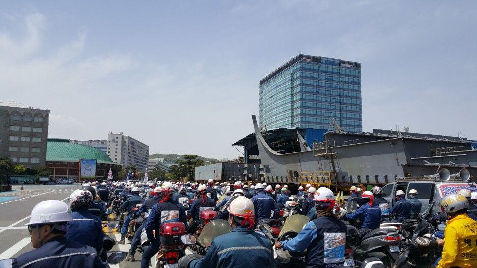 오토바이를 탄 현대중공업 노동자들