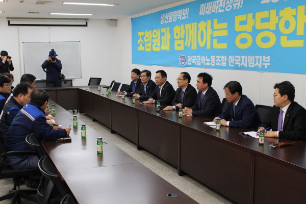 민주당 한국GM 특위는 17일 한국GM 본사 노조사무실 대회의실에서 한국GM 노조 간부진과 간담회를 진행하고 있다.ⓒ인천 뉴스