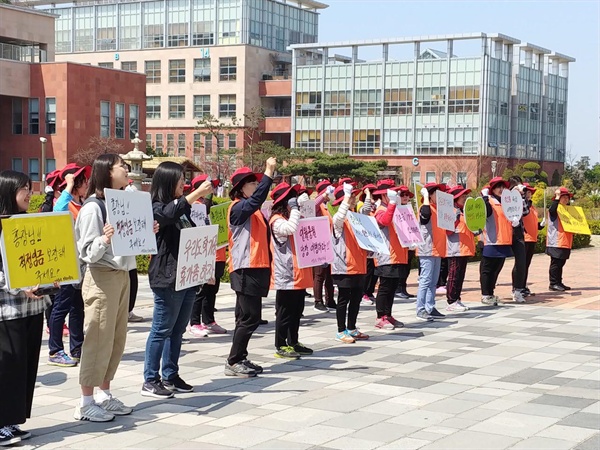  매주 인천대학교 청소노동자들은 인원 충원, 직고용 전환, 기본급 인상을 요구로 본부 앞에서 집회를 진행한다.