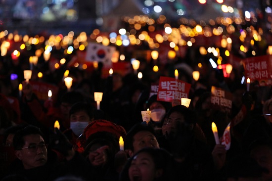 저자 전병찬씨는 <청년, '리버럴'과 싸우다> 에필로그에 '박근혜가 구치소로 가고 문재인이 대통령이 돼도 노동자, 성소수자 등 소외된 사람들의 실체는 부정당하고 추상적인 정의와 대의만이 환영받았다'며 '바뀌어야 하는 건 정권 이전에 사회'라고 적었다.