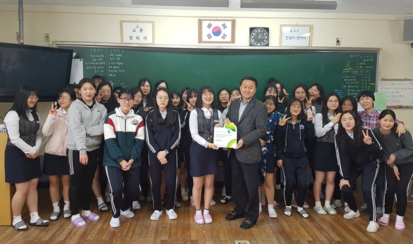 초록우산 어린이재단 경남아동옹호센터는 16일 통영여고에서 '나눔현판' 전달식을 열었다.
