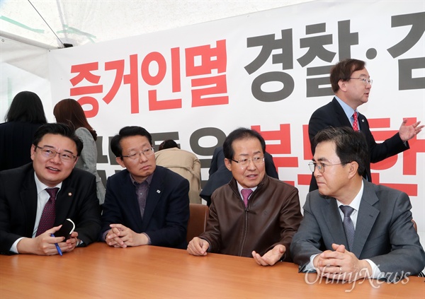 자유한국당 홍준표 대표가 18일 오전 서울 여의도 국회 본관 앞에 설치한 '대한민국 헌정수호 투쟁본부' 천막 농성장을 방문해 의원들과 이야기 나누고 있다. 