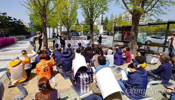 '대전420·613장애인차별철폐공동투쟁단'은 18일 오전 대전시청 북문 앞에서 출범식을 개최하고, 대전시와 대전시장 후보에게 제안하는 '5대 정책'을 발표했다.
