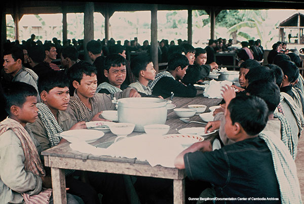 1970년대 중반 크메르루즈 정권 당시 시골 집단농장에 수용된 어린 소년들이 점식식사를 하고 있는 모습. 