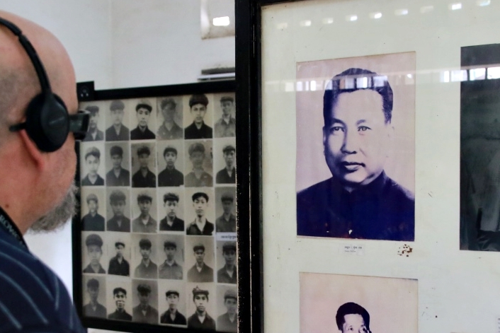 뚜얼슬렝 대학살박물관에 전시된 폴 포트 사진. 좌측으로 당시 이곳에 수감되었다가 희생된 사람들의 흑백사진이 보인다. 