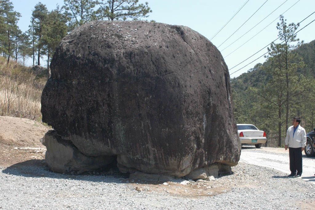 전라남도 화순군 춘양면 대신리. 세계에 있는 고인돌 가운데 가장 크고 무거운 고인돌이다. 280톤쯤 되지 않을까 짐작하고 있다.