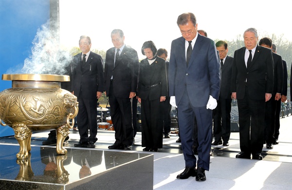 문재인 대통령이 19일 오전 서울 국립 4.19민주묘지를 방문, 4.19 기념탑에 헌화와 분향한 뒤 묵념하고 있다. 