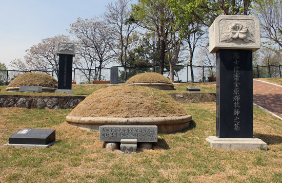 김원휘 지사의 묘소(왼쪽 뒤로 김헌술 지사의 묘소가 보인다. 두 묘소 사이 멀리 높은 곳에 김삼도 지사의 묘소가 있다.) 