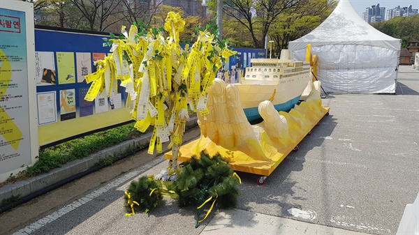 세월호 안산 정부합동분향소 철거 과정에서 폐기물함 옆으로 버려졌던 '노란리본 나무'