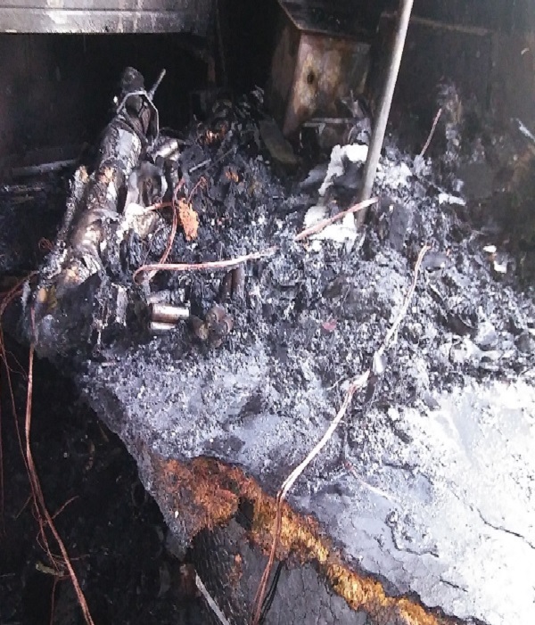 화재가 발생한 원인으로 지목된 문어발식 코드와 배터리 일부가 나무 책상과 함께 화재로 소실됐다. 