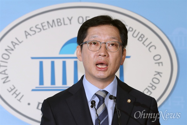 김경수 더불어민주당 의원이 4월 19일 오후 서울 여의도 국회 정론관에서 경남지사 출마를 선언하고 있다. 그는 이 자리에서 "어떤 조사에도 당당히 응하겠다. 정쟁중단을 위한 신속한 조사를 촉구하고, 필요하다면 특검에도 응하겠다"고 밝혔다.