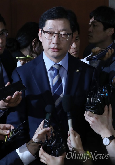 김경수 더불어민주당 의원이 19일 오후 서울 여의도 국회 정론관에서 경남지사 출마를 선언하고 있다. 그는 이 자리에서 "어떤 조사에도 당당히 응하겠다. 정쟁중단을 위한 신속한 조사를 촉구하고, 필요하다면 특검에도 응하겠다"고 밝혔다.